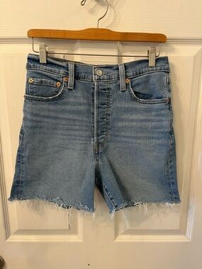 Levi’s High-Rise Denim Ribcage Straight Cutoff Shorts, size 29